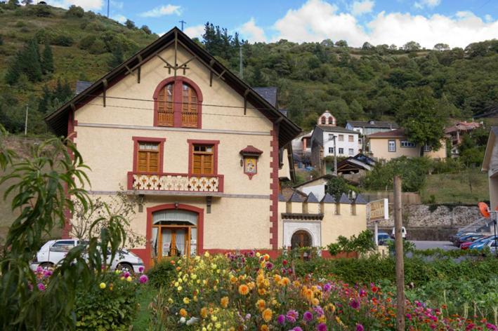 Hotel Restaurante La Casilla Cangas De Narcea Exterior foto